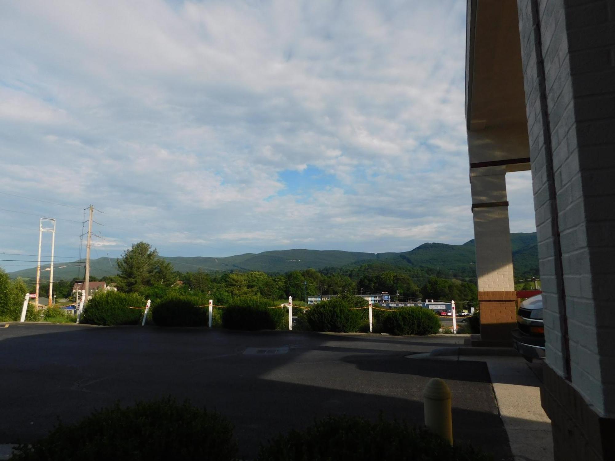 Red Roof Inn & Suites Wytheville Exterior foto
